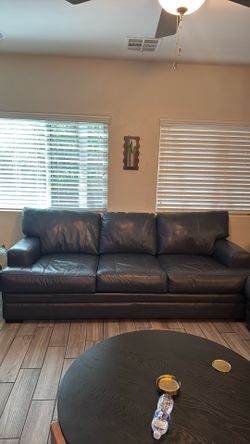 Pre-owned navy leather couch set 🖤 Some wear but lots of life left.