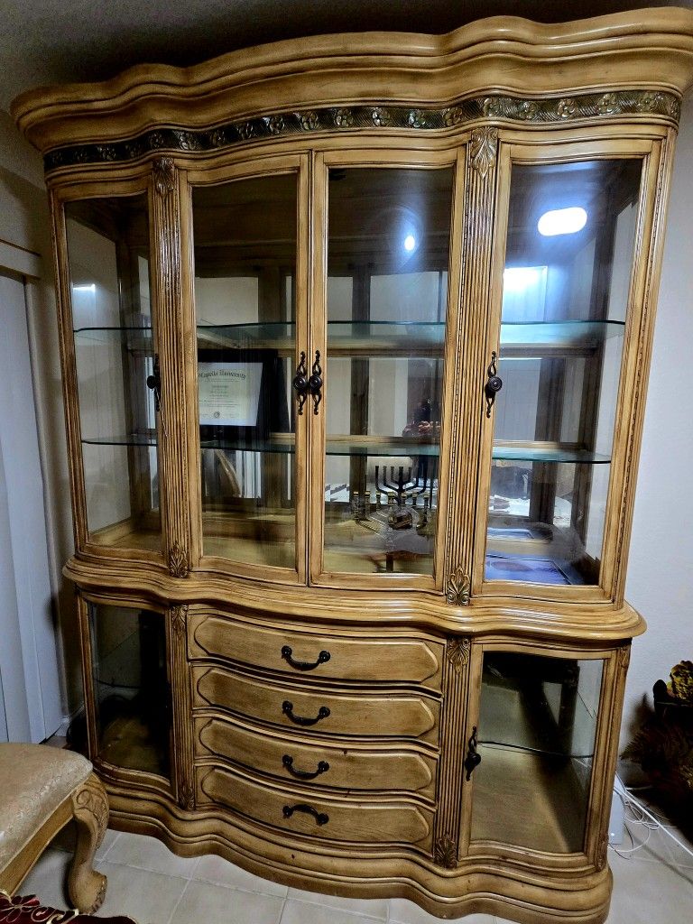 Amoires/China/Entertainment Set/Table & Chairs