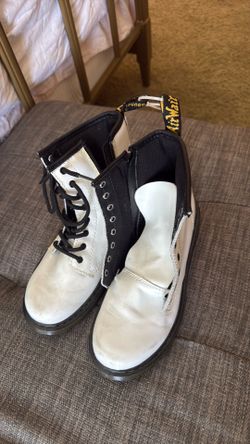 Dr Martens white boots size 4