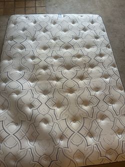 Queen Size Mattress - Beautyrest