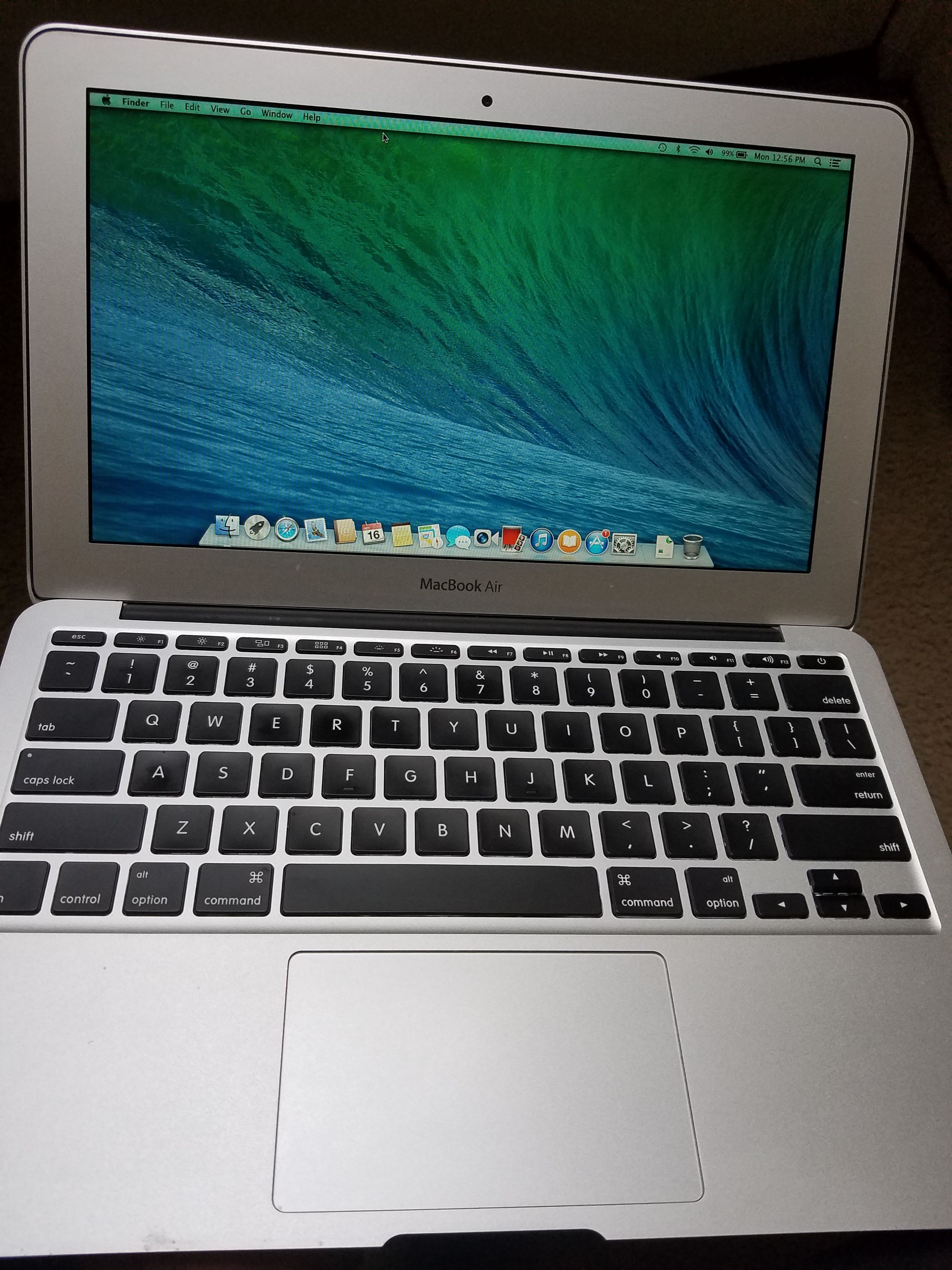 2011 MacBook air "11( 1.6ghz)128gb 4gb ram