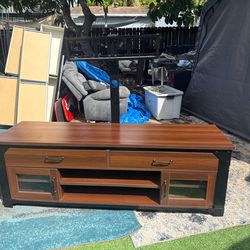 Mesa de entretenimiento de madera