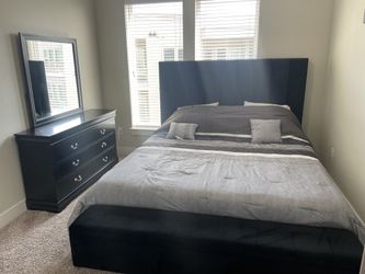 🛏️ King Bedroom Set – Bed Frame, Dresser with Mirror & Bench – Black – Excellent Condition