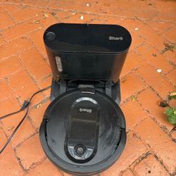 Shark IQ App-Controlled Self-Emptying Robot Vacuum, RV100AE/UR1000SR - Black (Renewed)
