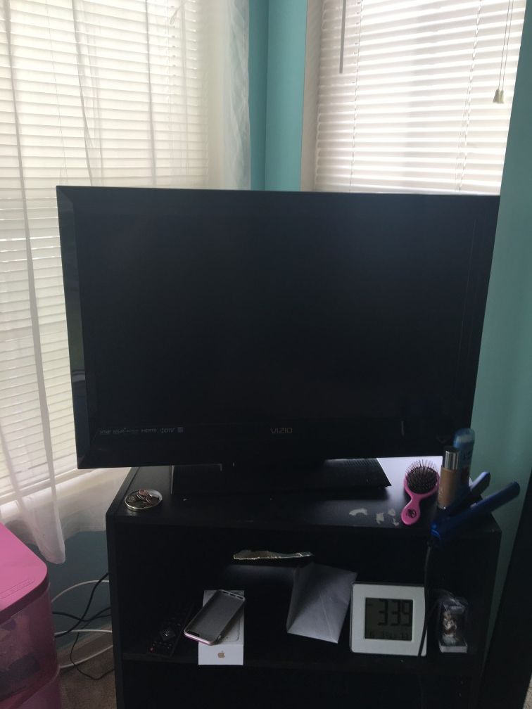 37" visio led tv with remote like new