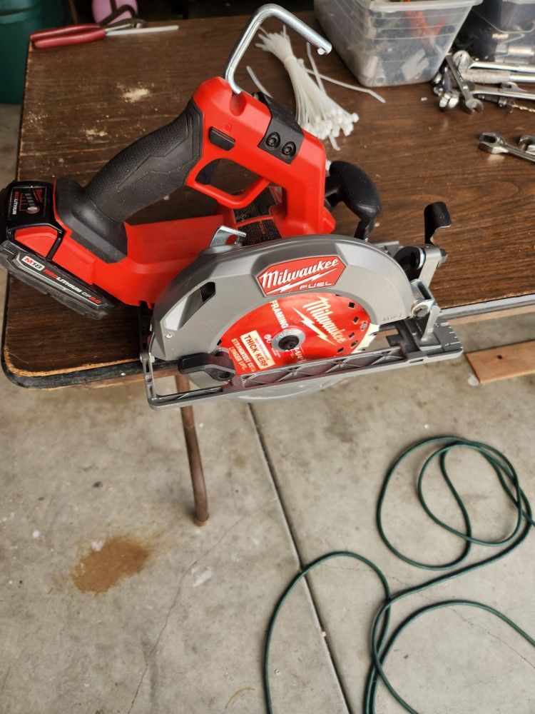 Milwaukee 7 1/4 LEFT HANDED Cordless Skilsaw