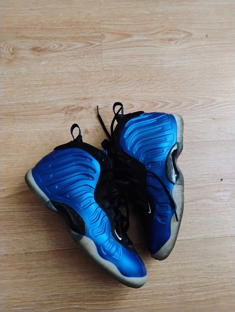Nikes No Box