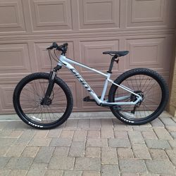 GIANT TALON 2 MOUNTAIN BIKE 27.5 INCH 1 X 9 SPEED LIKE NEW( CHECK MY OTHER BIKES)