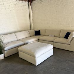LIKE NEW! Ashley’s Cream Tanavi Sectional Couch (FREE DELIVERY 🚚)