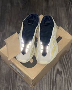 Yeezy safflower ( Size 6.5y)