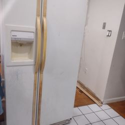 Side By Side Refrigerator With Ice Maker