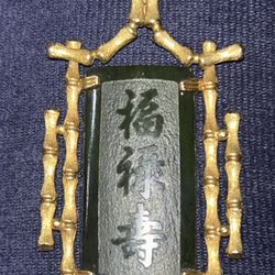 ANTIQUE CHINESE WRITINGS ON GREEN AND GOLD TONE PENDANT 