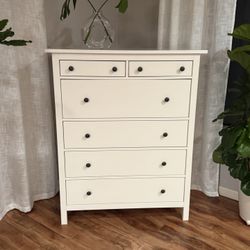 White 6- Drawer Chest/ Dresser 