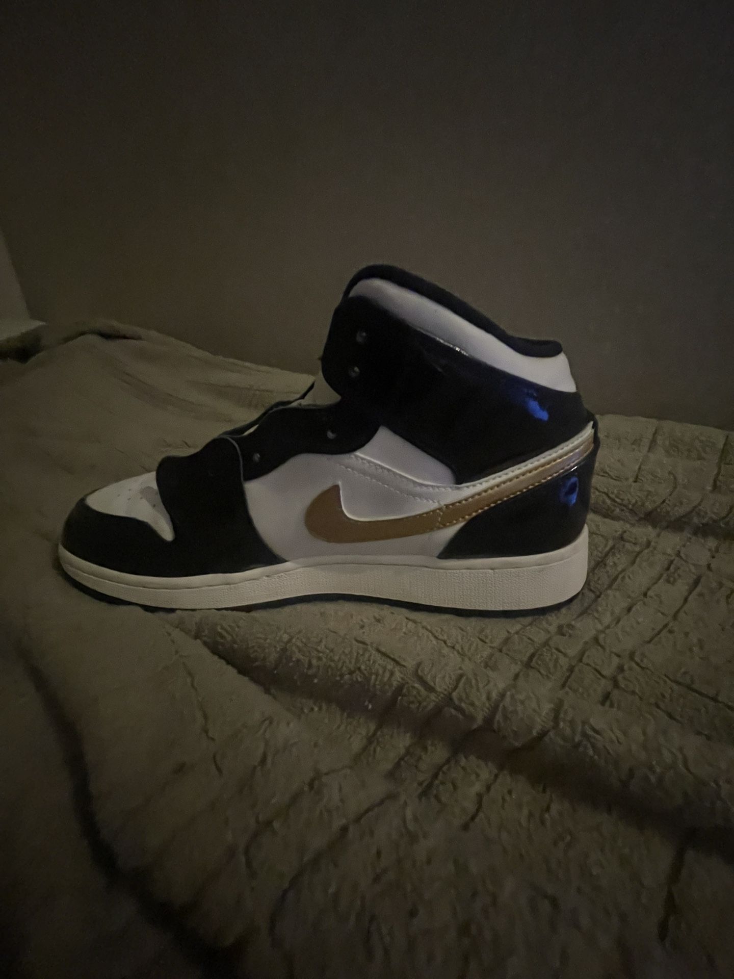 Air Jordan 1 Mid Black Metallic Gold