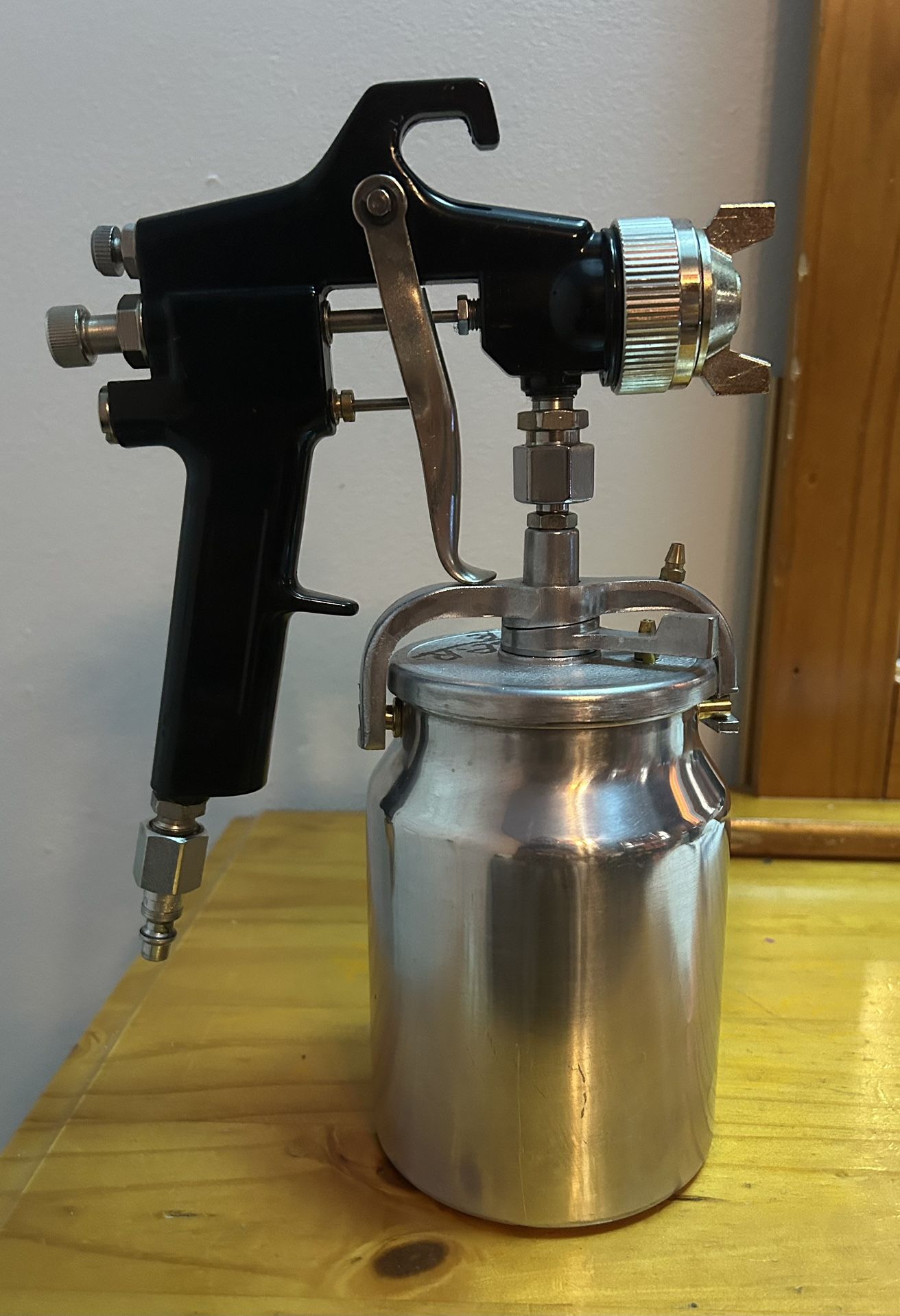 Siphon-feed paint spray gun