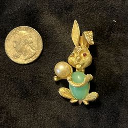 Bunny rabbit for Easter 1950s or 60s with this delightful vintage costume jewelr