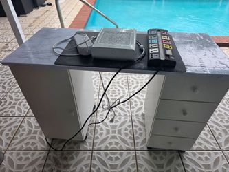 Manicure table / mesa de manicure gratis