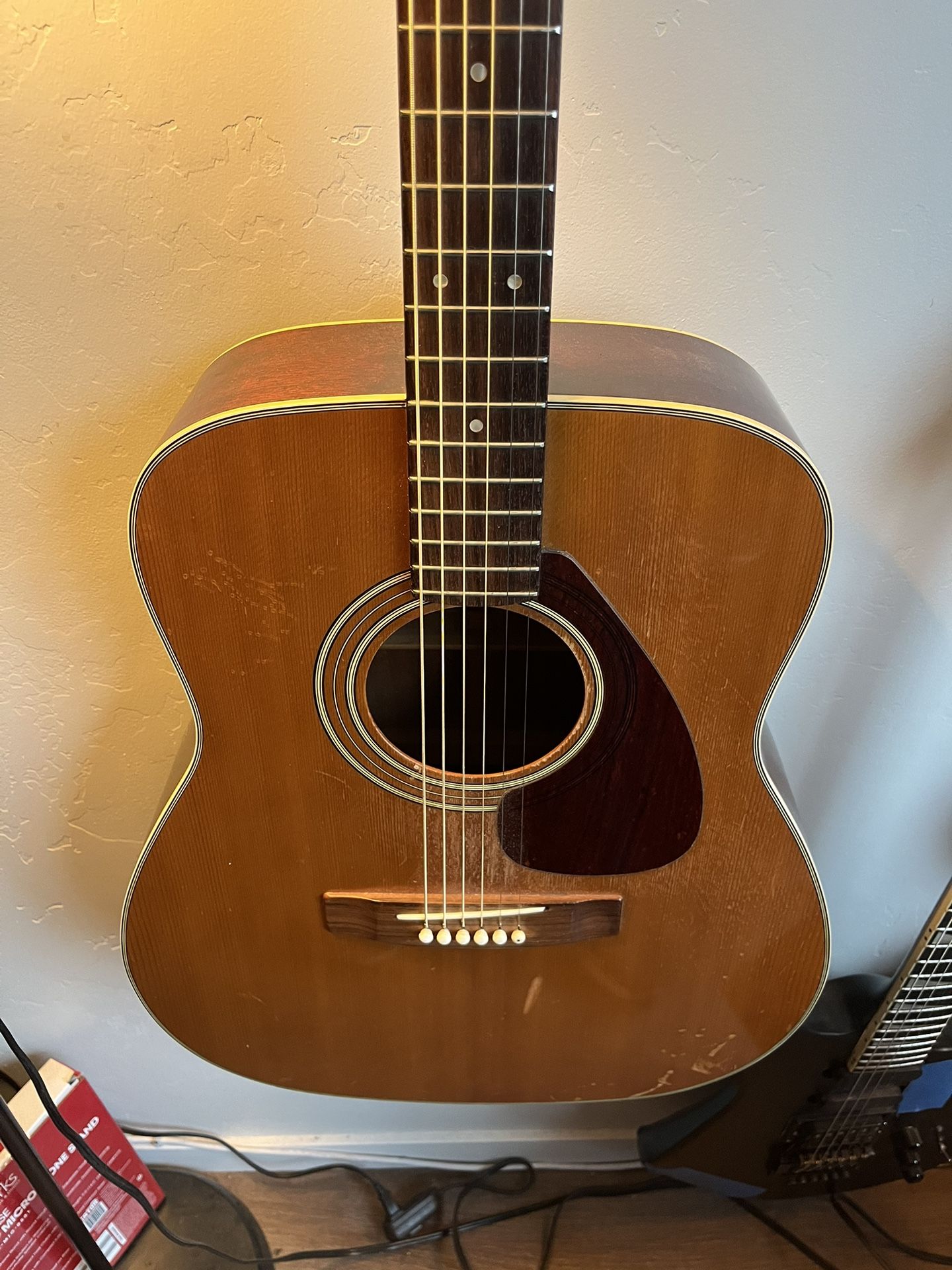 Yamaha FG 200 Acoustic Guitar