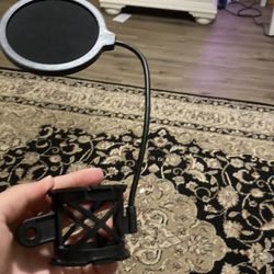 Microphone pop filter