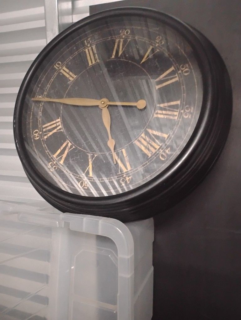 Yes The Clock Does Work It's Been In My Storage For A While It Is Quite Big If I Was To Wrap My Arms Around It The Round End That I Couldn't Reach The