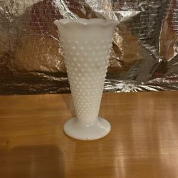VINTAGE ANCHOR HOCKING "HOBNAIL MILK GLASS" DOTS-DASHES FLOWER VASE 9 1/4" (10C)