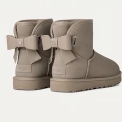 Mini Bailey bow uggs women’s size 6