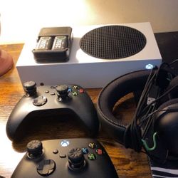 Xbox Series S , 2 Controllers , Rechargeable batteries & 1 Razer Gaming Headset