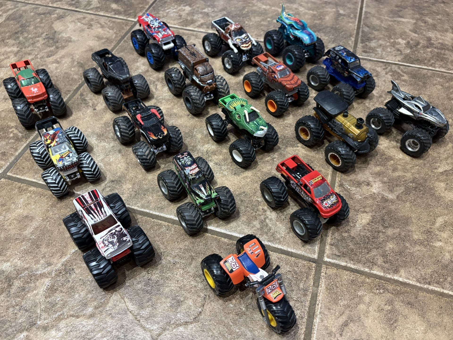 17 Hot Wheels Monster Jam Trucks