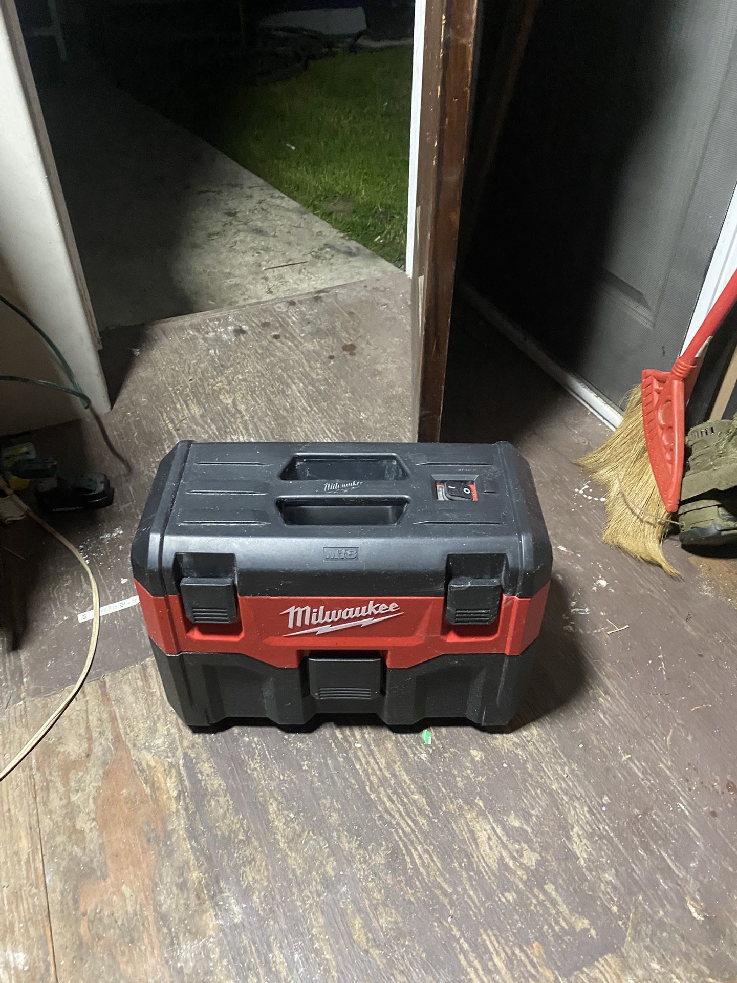 Milwaukee M18v