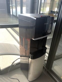 Waster Dispenser with two 5 gallon jugs