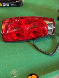 2002-2006 Chevrolet avalanche passenger side tail light