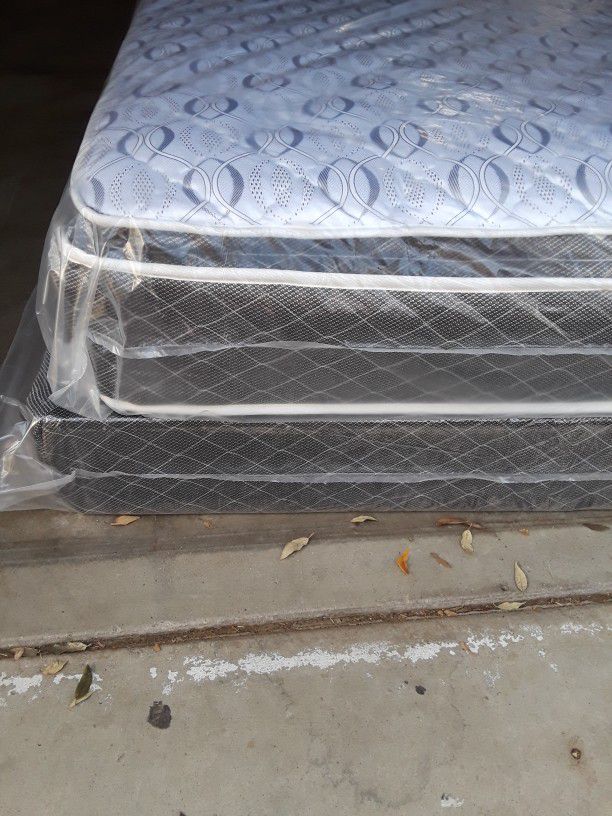 QUEEN SIZE MATTRESS AND BOX SPRING PILLOW TOP NEW 
