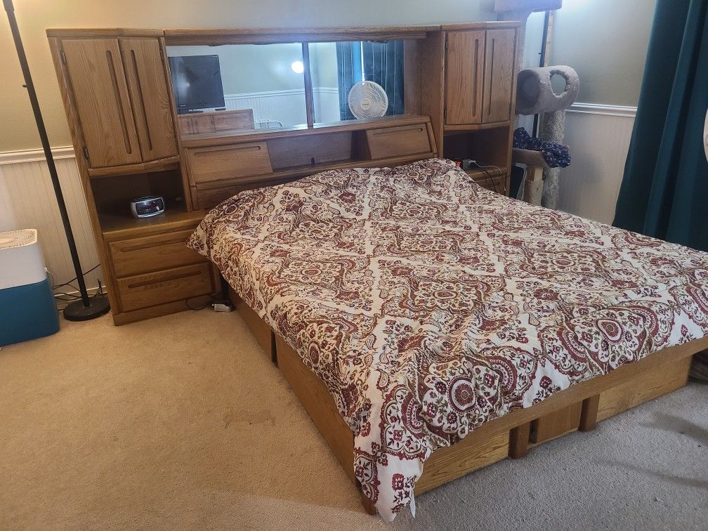 Oak Queen Waterbed And Side Pillars
