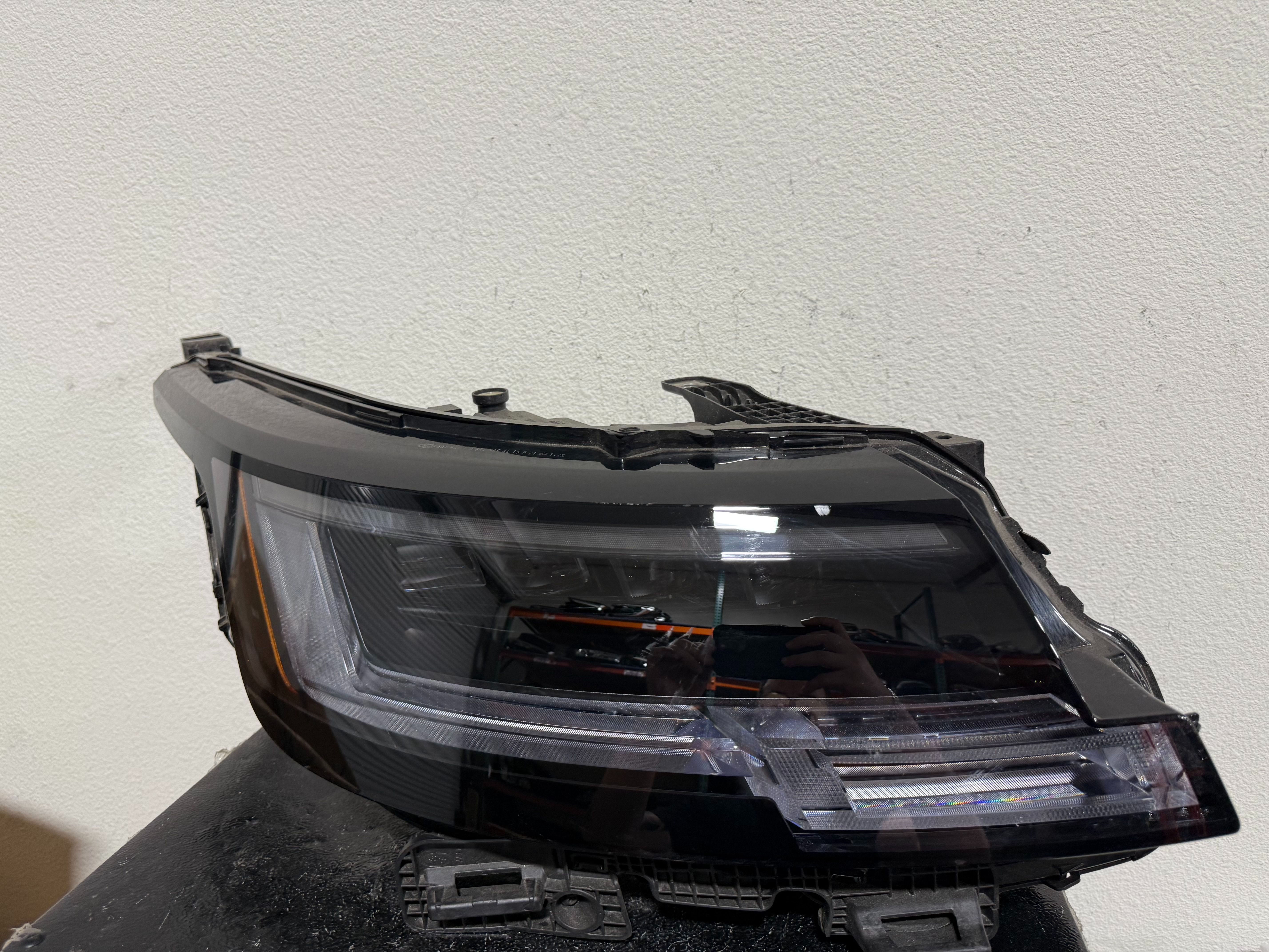 RANGE ROVER RIGHT HEADLIGHT 2024
