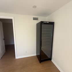 Wine refrigerator