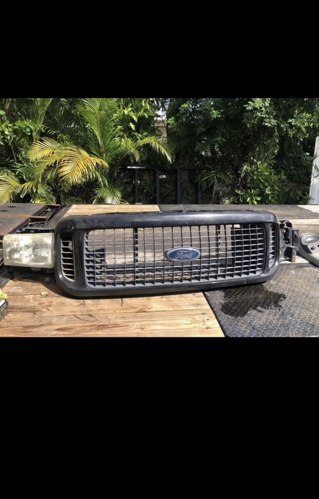 Ford Excursion Grill for Sale in Hialeah, FL - OfferUp
