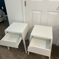Set of two white nightstands