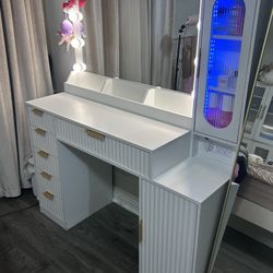 White Makeup Vanity with LED Mirror & Storage Drawers – Like New
