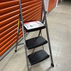 Rubbermaid 3-Step Ladder – EasyStore Series