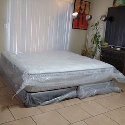 VERY NICE AND HIGH QUALITY KING SIZE HOTEL COLLECTION MATTRESS AND BOXSPRINGS FOR SALE! IN EXCELLENT CONDITION, FREE DELIVERY 