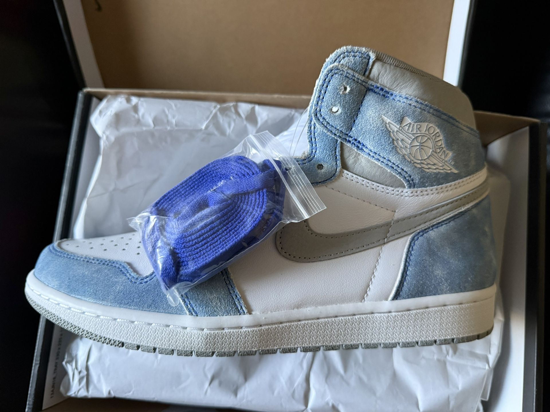 Air Jordan 1 Retro High Hyper Royal 