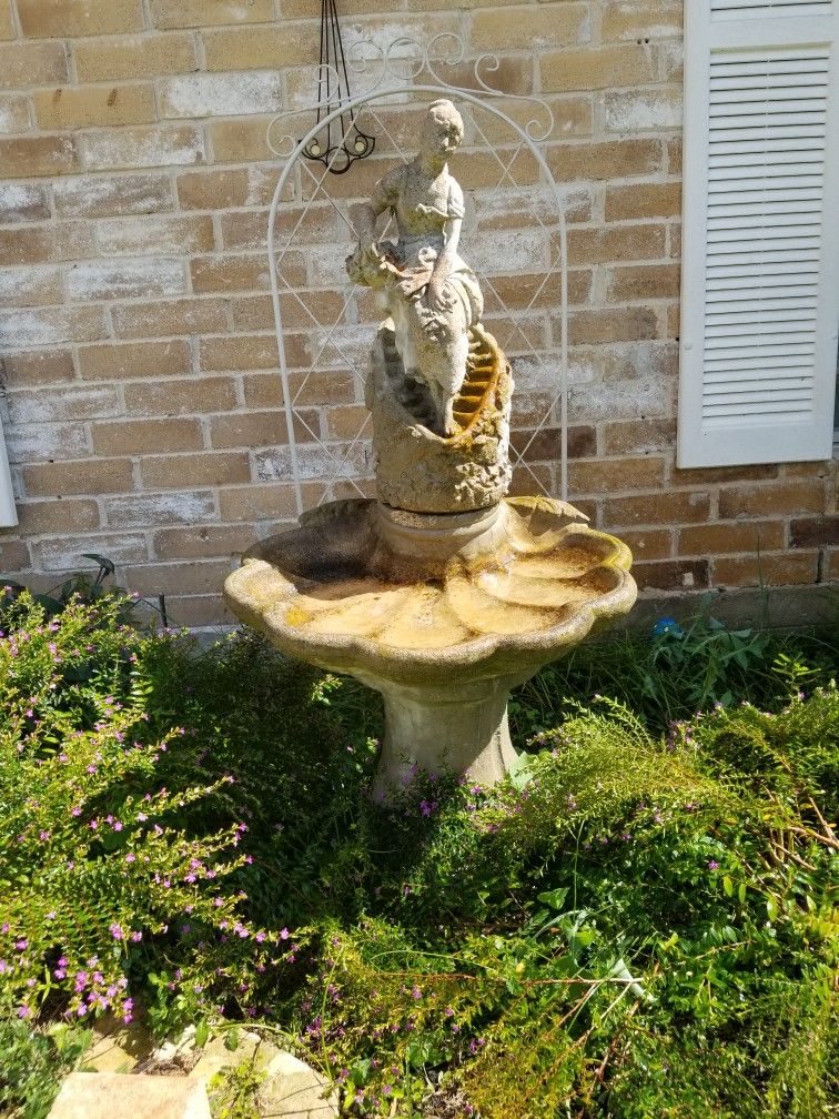 " LADY " CONCRETE BIRD BATH( READ DESCRIPTION )