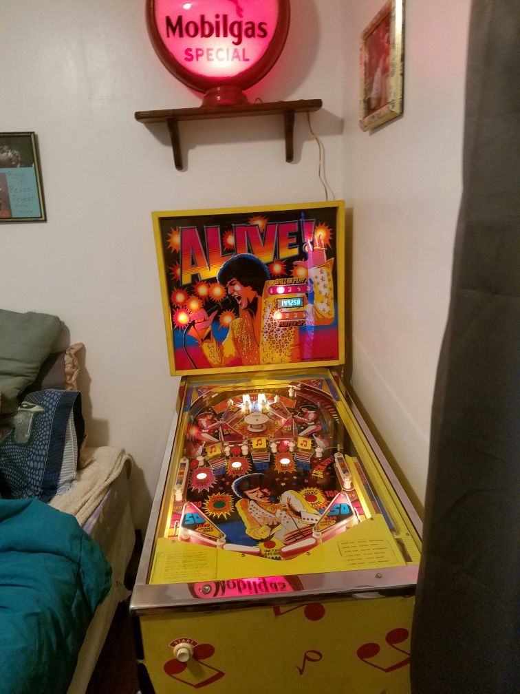 Elvis Pinball Machine *ALIVE*