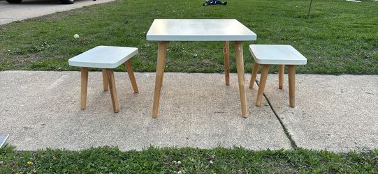 Casual Home The Easel White Square Kid's Play Table ( Set of 2 Chairs)