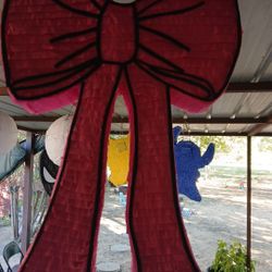 Bow Piñata 