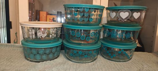 Pyrex and Pioneer Woman glass food containers with lids