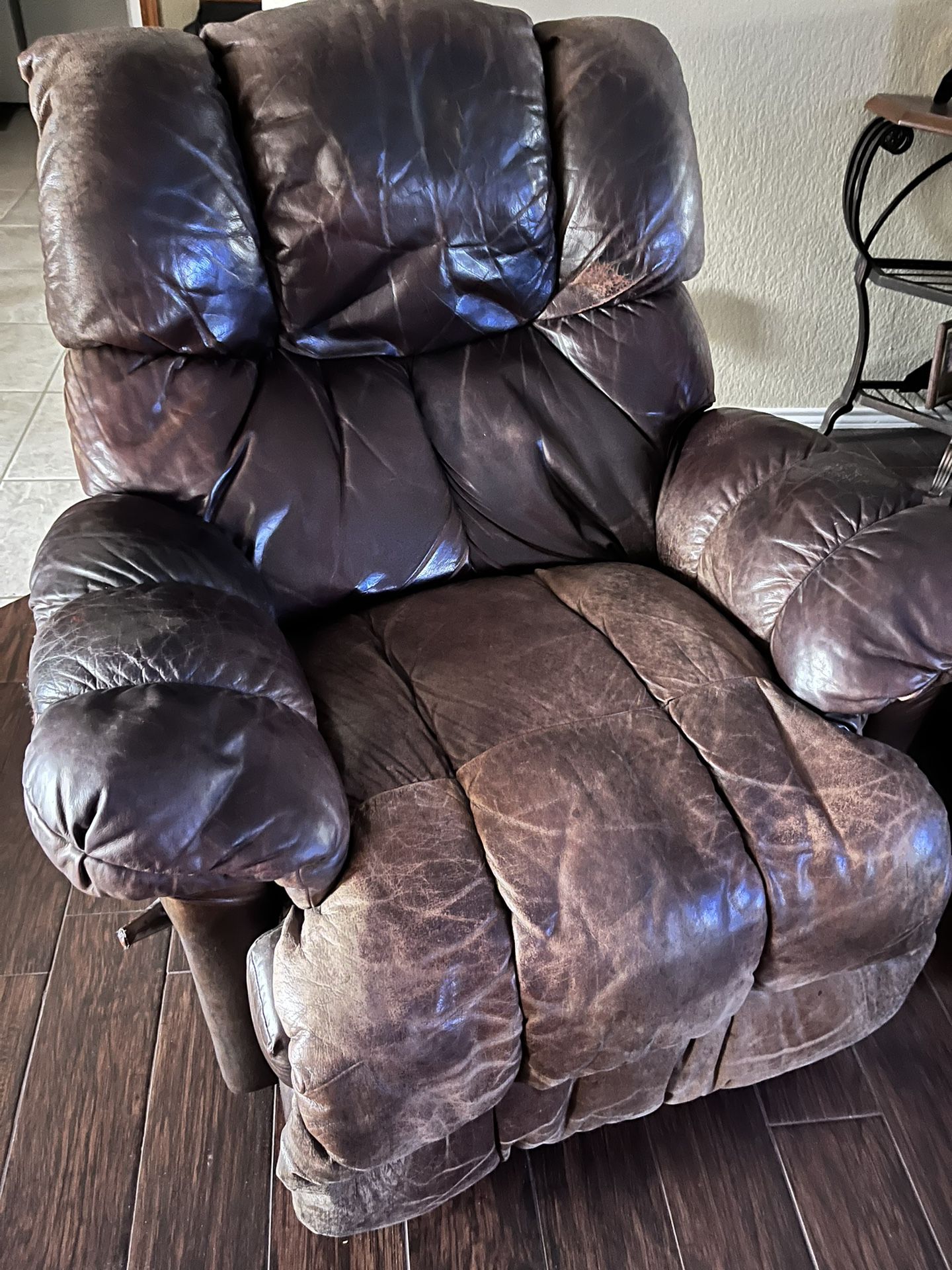 BEST CHAIRS, INC. Bomber Leather Recliner 