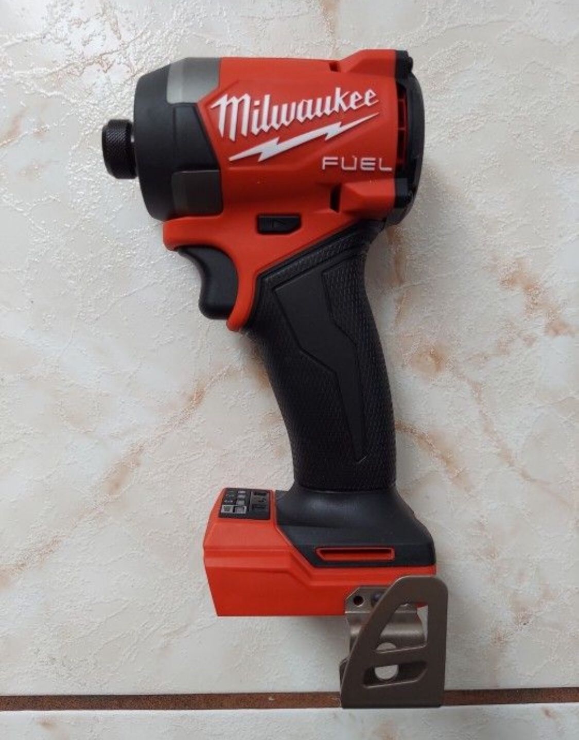Milwaukee M18. FUEL 18 V 1/4 in Impact Driver