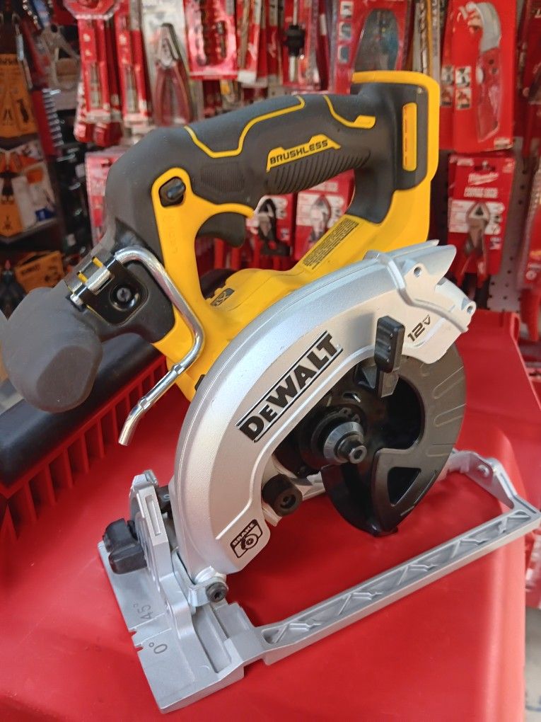 DeWalt 12V Max Brushless Xtreme Sub-Compact Series 5 3/8" (136mm) Cordless Circular Saw. Tool Only