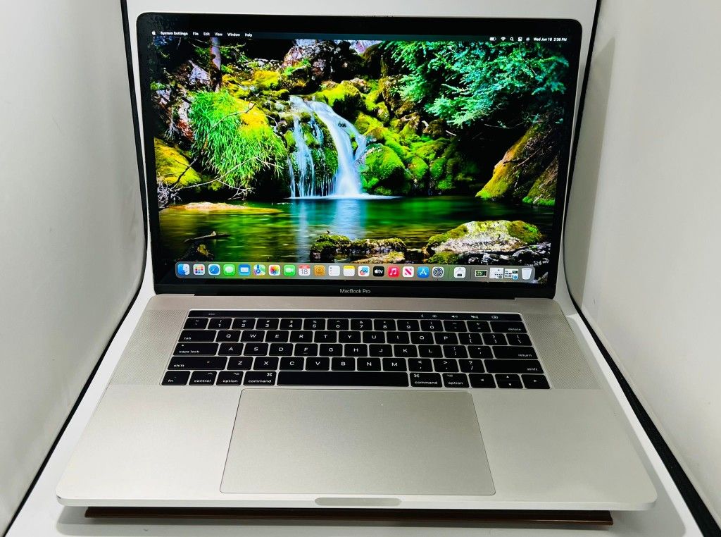 Apple MacBook 2017 15” TouchBar 2.9Ghz Core i7 16GB 500GB Radeon Pro 560 4GB -Screen Delam
